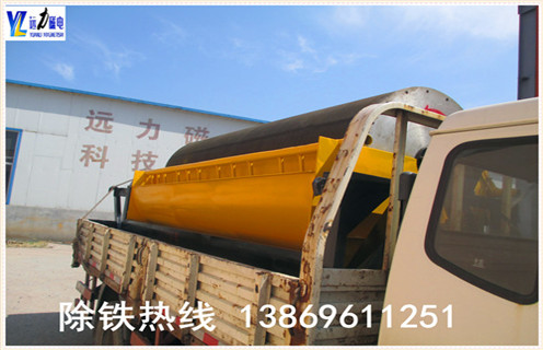 小型磁選機(jī)設(shè)備適用于濕式磁選工藝,是磁選試驗(yàn)常用設(shè)備.遠(yuǎn)力磁電生產(chǎn)的小型磁選機(jī)設(shè)備磁場(chǎng)強(qiáng)度9000-10000GS,適用于赤鐵礦.褐鐵礦.鏡鐵礦.錳礦.鎳礦.鈦鐵礦等弱磁性礦物的濕式磁選作業(yè). 1.小型磁選機(jī)的工作原理 是礦漿經(jīng)給礦箱流入槽體后,在給礦噴水管的水流作用下,礦粒呈松散狀態(tài)進(jìn)入槽體的給礦區(qū).在磁場(chǎng)的作用,磁性礦粒發(fā)生磁聚而形成“磁團(tuán)”或“磁鏈”,“磁團(tuán)”或“磁鏈”在礦漿中受磁力作用,向磁極運(yùn)動(dòng),而被吸附在圓筒上.由于磁極的極性沿圓筒旋轉(zhuǎn)方向是交替排列的,并且在工作時(shí)固定不動(dòng),“磁團(tuán)”或“磁鏈”在隨圓筒旋轉(zhuǎn)時(shí),由于磁極交替而產(chǎn)生磁攪拌現(xiàn)象,被夾雜在“磁團(tuán)”或“磁鏈”中的脈石等非磁性礦物在翻動(dòng)中脫落下來(lái),最終被吸在圓筒表面的“磁團(tuán)”或“磁蓮”即是精礦.精礦隨圓筒轉(zhuǎn)到磁系邊緣磁力最弱處,在卸礦水管?chē)姵龅臎_洗水流作用下被卸到精礦槽中.非磁性或弱磁性礦物被留在礦漿中隨礦漿排出槽外,即是尾礦.