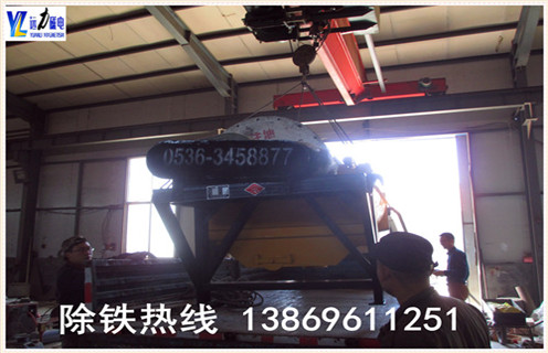 2.遠(yuǎn)力磁電專(zhuān)業(yè)生產(chǎn)各種設(shè)備 干式磁選機(jī),濕式磁選機(jī),赤鐵礦磁選機(jī),褐鐵礦磁選機(jī),鏡鐵礦磁選機(jī),錳礦磁選機(jī)等.擁有精良的加工設(shè)備,雄厚的科研力量,先進(jìn)的工藝編排和現(xiàn)代化的管理,是磁選機(jī)設(shè)備定點(diǎn)生產(chǎn)企業(yè).我們?yōu)榭蛻?hù)提供優(yōu)質(zhì)的售前技術(shù)服務(wù),認(rèn)真介紹各種設(shè)備的技術(shù)特點(diǎn).要求及用途,為客戶(hù)提供詳盡的設(shè)備配置和合理的報(bào)價(jià),在保證質(zhì)量的前提下盡量降低客戶(hù)的投資成本.我廠(chǎng)有各類(lèi)小型磁選機(jī)試驗(yàn)設(shè)備,可為用戶(hù)免費(fèi)做選礦試驗(yàn).