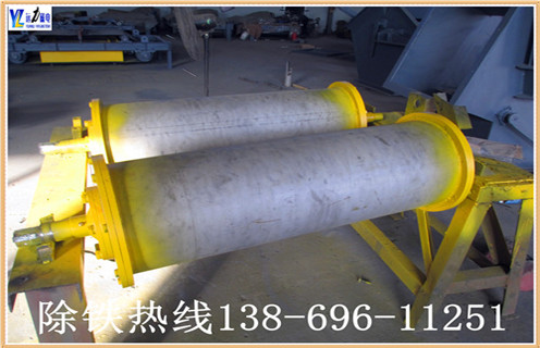 1.干式永磁滾筒采用人民共和國機械工業(yè)標(biāo)準(zhǔn)“JB / 7895-1999”,采用稀土復(fù)合磁性系統(tǒng),并采用高強度膠(J-39)粘結(jié)和環(huán)氧灌注,磁性表面用不銹鋼加強膠膠掛膠,不脫落.氣缸兩端的密封墊圈涂有塑料密封,確保無水;整體采用先進(jìn)的技術(shù)和合理的結(jié)構(gòu).經(jīng)過特殊設(shè)計,使的磁場強度分布更為合理,分選效果更明顯. 2.此碎鋼磁選機永磁筒體機身通過特殊設(shè)計,不易堵塞材料,運行材料.通過半逆流類型.